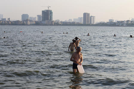 Nắng nóng, người Hà Nội biến hồ Tây thành bãi biển